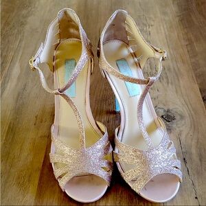 Blue by Betsy Johnson SB-Tee Sparkly Champagne Heels. Size 7.5